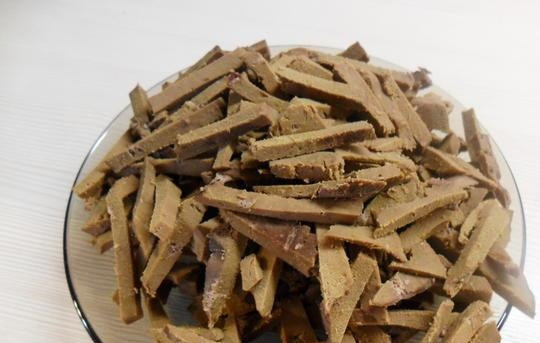 1. Этап. Салат из печенки: Печень отварите, остудите и нарежьте брусочками.