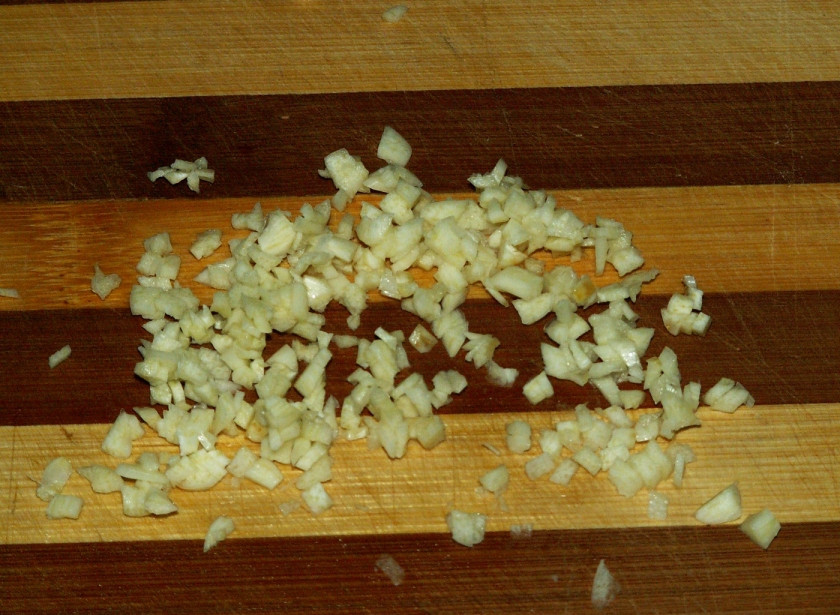 1. Этап. Тушеная картошка с цветной капустой: 4. Измельчаем мелко чеснок и отправляем также к овощам.