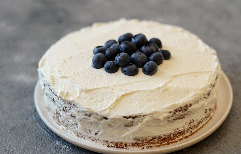 1. Этап. Морковный торт с грушей: Сверху украсьте ягодами.