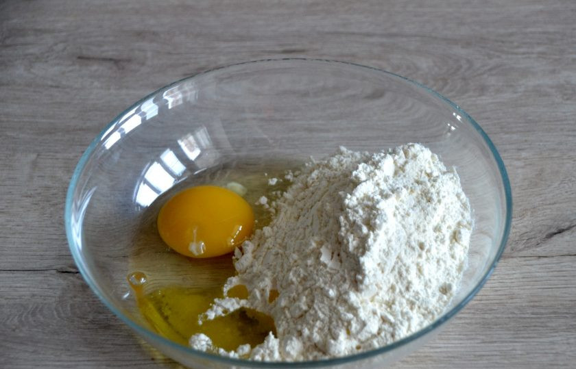 1. Этап. Тальятелле болоньезе: Для приготовления тальятелле смешайте яйцо, 1 ст. ложку оливкового масла, 1 щепотку соли и пшеничную муку (в/с и семолину).