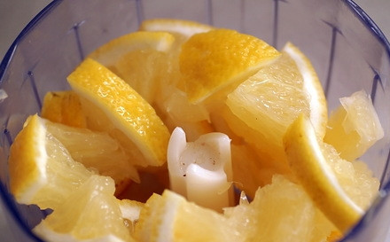 1. Этап. Пирог с лимоном в мультиварке: Лимон промойте и разрежьте на кусочки, удалите у него косточки. Затем измельчите его в кашицу в блендере.