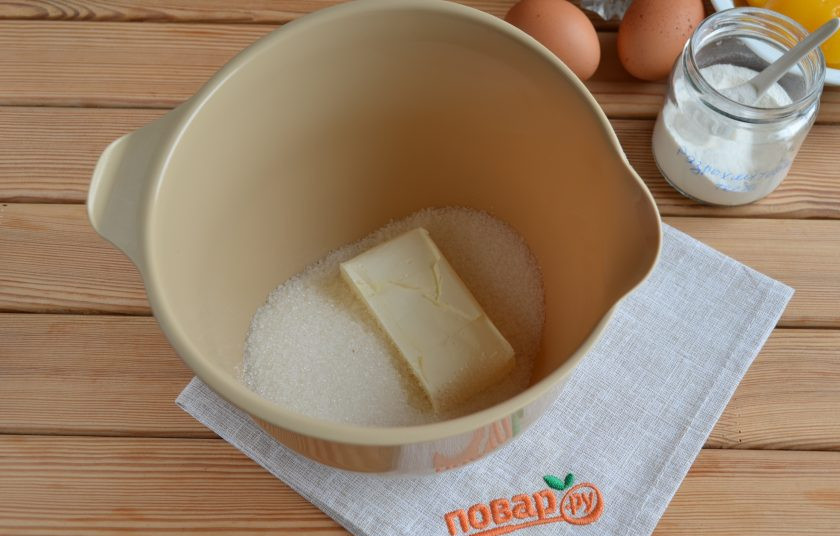 1. Этап. Персиковый пирог: 2. Возьмите глубокую тару для приготовления теста миксером. Положите туда холодное масло и сахар. Миксером на максимальных оборотах разотрите смесь до крошки.