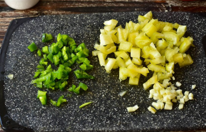 1. Этап. Лечо Оранжевое лето: Нарежьте оба вида перца и чеснок.