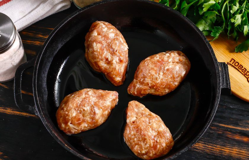 1. Этап. Котлеты Мышки: Натрите твердый сыр на терке с мелкими ячейками и вмешайте в фарш вместе с содержимым куриного яйца, солью и молотым черным перцем. Из фарша сформируйте котлетки и приплюсните их с одного края, создавая носики мышкам. Выложите заготовки в форму для запекания, смазанную жиром. Разогрейте духовку до 200 градусов и запеките котлеты около 25-30 минут.