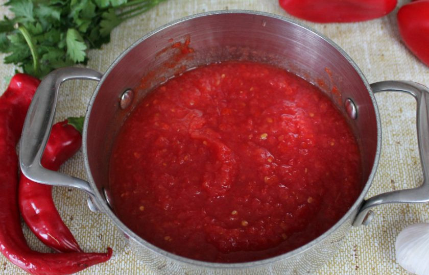 1. Этап. Помидоры в аджике на зиму: Оставшиеся помидоры пропускаем через мясорубку.