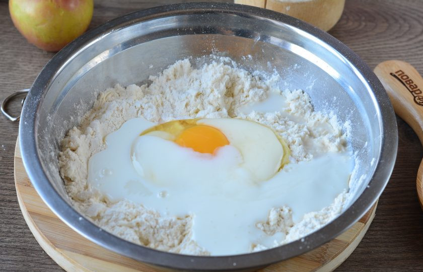 1. Этап. Галета с яблоками и творогом: Влейте кефир любой жирности.