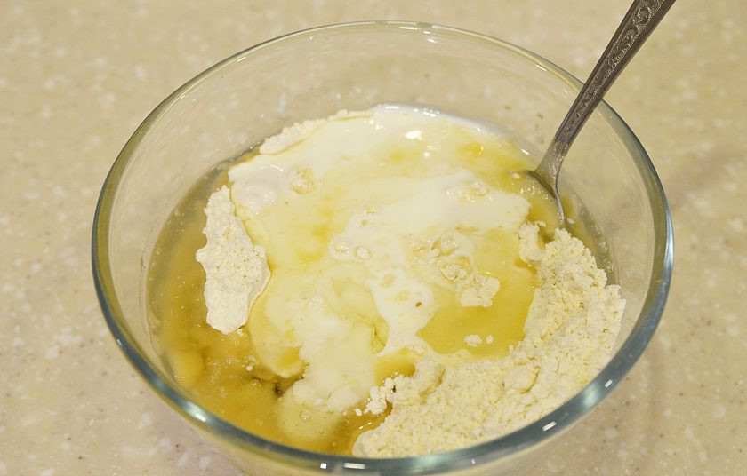 1. Этап. Пирожки жареные во фритюре: Добавьте теплый кефир и масло. Замесите тесто.