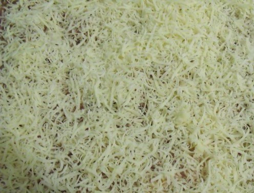 1. Этап. Лазанья с фаршем и помидорами: Сверху обильно посыпаем тертым сыром. Отправляем запекаться на 30 минут в разогретую духовку. Наша лазанья с фаршем и помидорами готова. Приятного аппетита!