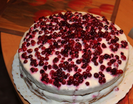 1. Этап. Торт Золотая осень: 7. Кремом также смажем наш торт по боками сверху. А ягодки выкладываем наверх, как вам нравится. Готово!