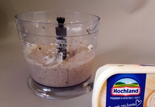 1. Этап. Огурцы с грибной начинкой: Посолить. Взбить до пышной массы.