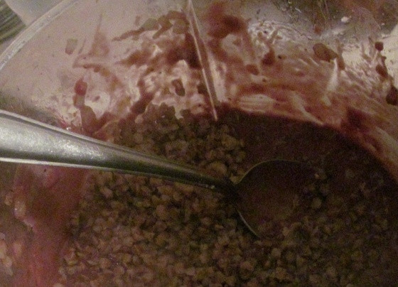 1. Этап. Сальники: Далее перемешайте гречку с печенью и луком.