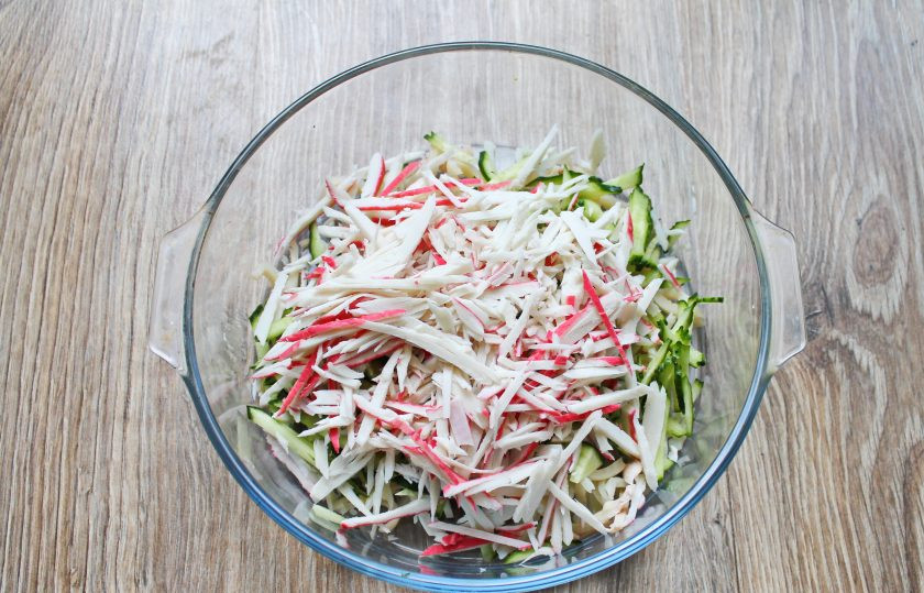 1. Этап. Салат Морской волк: Крабовые палочки очистите от оболочки и порежьте соломкой, выложите в салат.