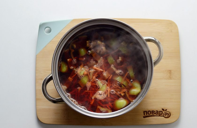 1. Этап. Борщ с сельдереем для похудения: Картофель очистите и нарежьте кубиками, перцы нарежьте средними ломтиками, морковь натрите на терке. Переложите овощи в кастрюлю, доведите до кипения и варите примерно 7 минут.