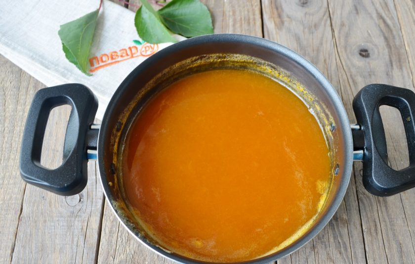 1. Этап. Абрикосовый джем на зиму: Моя мама всегда варит до того момента, когда масса уварится на четверть, такой джем в меру густой, сладкий и очень вкусный.