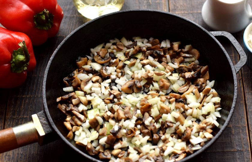 1. Этап. Жюльен в болгарском перце: Лук очистите, нарежьте кубиками, добавьте к грибам. Жарьте грибы с луком 3 минуты до полупрозрачности лука, слегка посолите.