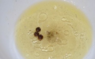 1. Этап. Маринованная сельдь с луком: Готовим маринад для рыбки. В небольшую мисочку наливаем горячую воду, добавляем перец черный и душистый, сахар, уксус и растительное масло. Размешиваем.