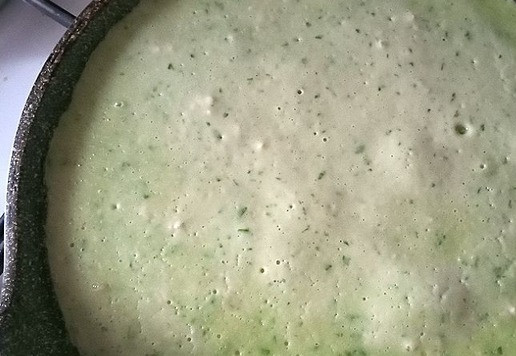 1. Этап. Шпинатные блинные треугольники с ветчиной: Жарим блины на хорошо разогретой сковороде до готовности с обеих сторон. Сильно не подрумянивайте, так как нам ещё их дожаривать с начинкой. Сковорода у меня антипригарная в D-24 см. Из количества этого теста получилось 4 блина.