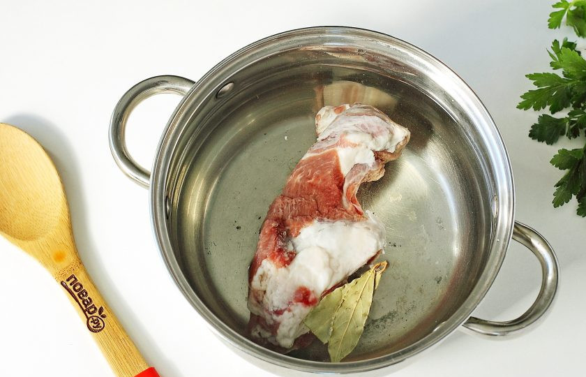 1. Этап. Борщ с горохом: Выложите мясо в кастрюлю, залейте водой и поставьте на плиту. Доведите до кипения, снимите пену и варите до полной готовности.