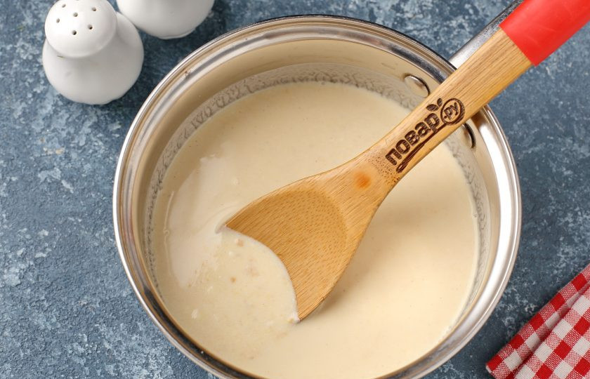 1. Этап. Тушёная свинина в сметанно-горчичном соусе: Приготовьте соус: соедините сметану, горчицу и воду. Количество воды может быть больше или меньше, в зависимости от того, какой густоты вы хотите получить подливку.