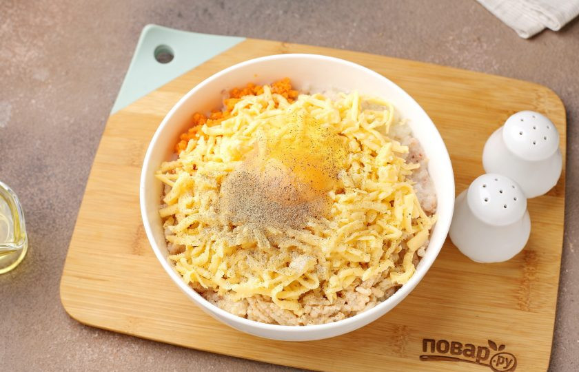 1. Этап. Котлеты из минтая с сыром: Добавьте к фаршу тёртый на крупной тёрке сыр, яйцо, соль и молотый перец по вкусу.