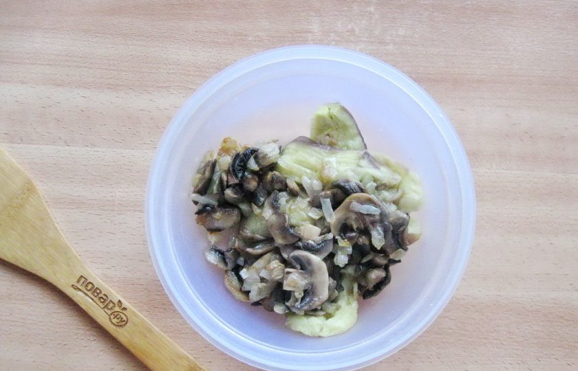 1. Этап. Паштет из баклажанов с грибами: Печеные баклажаны и лук с грибами выложите в посуду удобную для взбивания блендером.