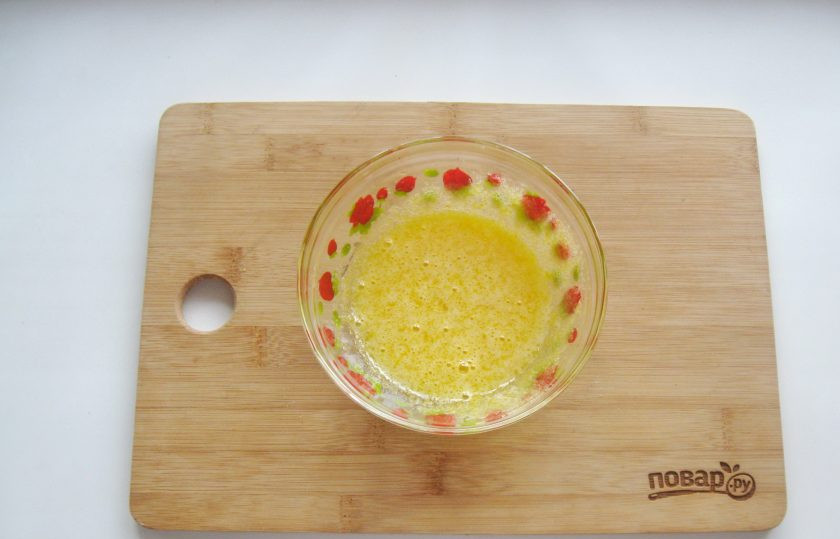 1. Этап. Заварной крем с орехами: Хорошо перемешайте желтки с сахаром.