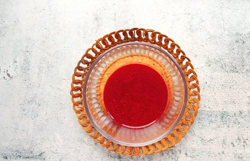 1. Этап. Клюквенный морс для детей: Сок из измельченной клюквы отожмите через марлю сложенную в несколько слоев. Сок уберите в холодильник.