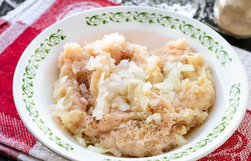 1. Этап. Чебуреки с индейкой: Для начинки смешайте фарш индейки, соль, черный перец по вкусу и мелко рубленый лук.