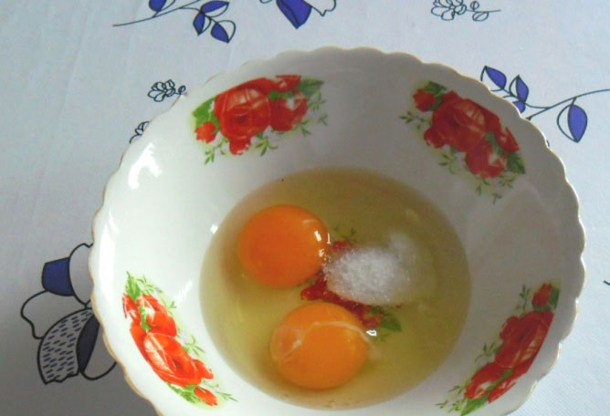 1. Этап. Тесто для самсы на кефире: 1. Яйца вбить в мисочку и взбить со щепоткой соли.