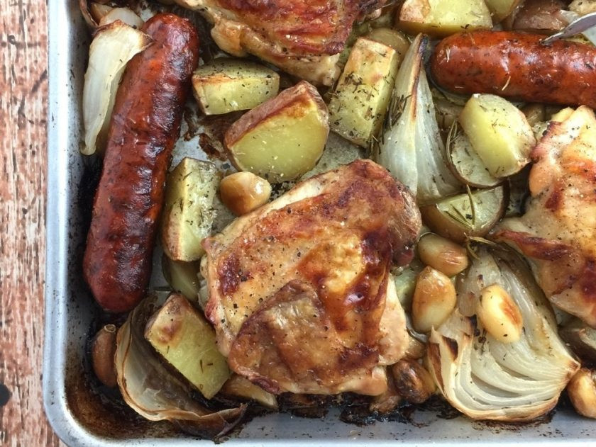 1. Этап. Сытный ужин: 3. Отправьте противень в разогретую до 210 градусов духовку на 100-120 минут, проверяйте на готовность. Подавайте блюдо горячим, можно прямо в противне.