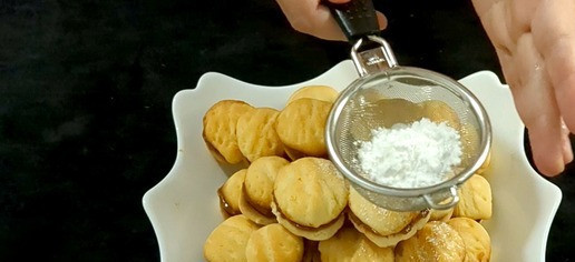 1. Этап. Печенье Орешки: Выпекайте 10 минут при температуре 180 градусов. Смажьте печенье сгущенным молоком и соедините половинки. Посыпьте сахарной пудрой.