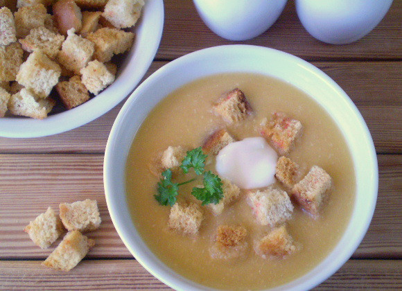 1. Этап. Гороховый суп-пюре с гренками: Добавьте порционно в суп гренки, сметану, зелень. Приятного!