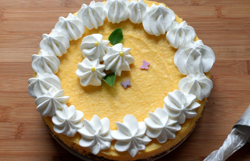 1. Этап. Тыквенный чизкейк без выпечки: Украсьте чизкейк взбитыми сливками и подавайте, по желанию, посыпав сверху корицей.