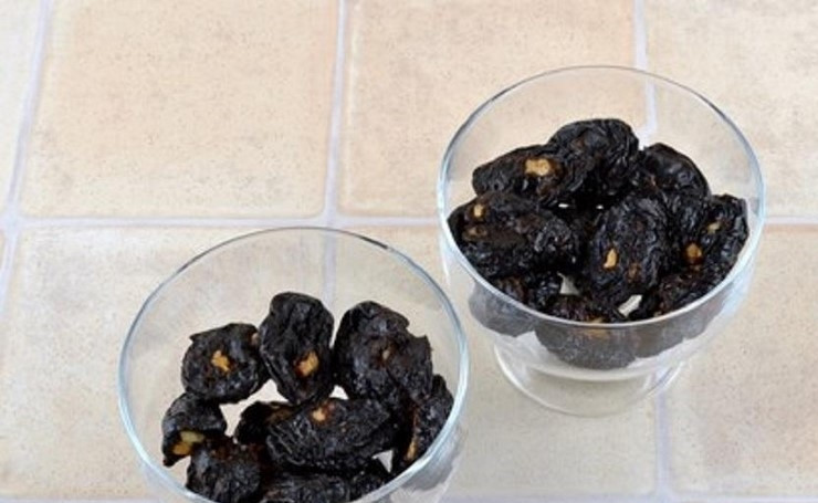 1. Этап. Чернослив с орехами в сметане: 3. Сметану смешиваю с сахаром и миксером, взбиваю до растворения крупинок. В формы для подачи на дно выкладываю чернослив, затем выкладываю сметанный крем и отправляю формы в холодильник на 3-5 часов.