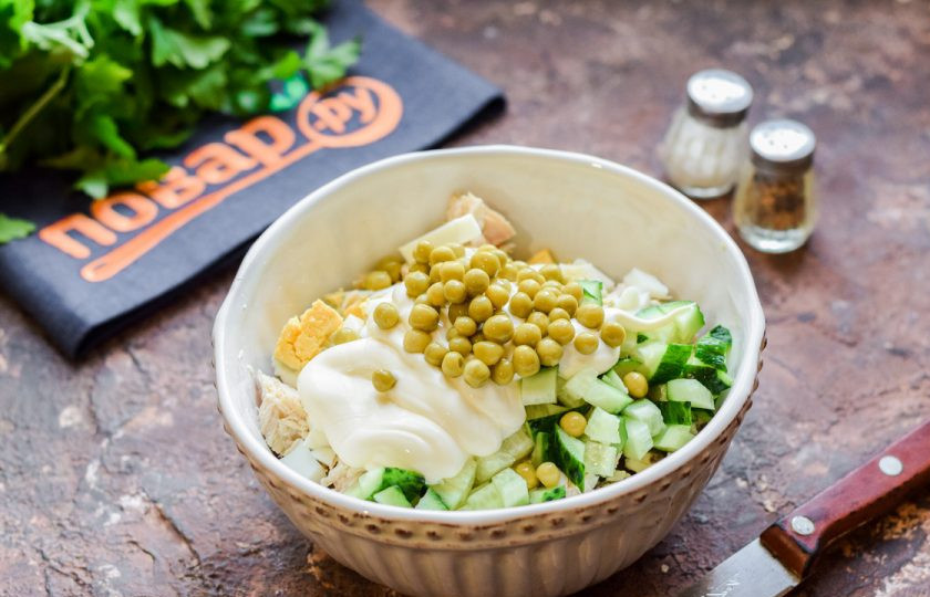 1. Этап. Оливье с курицей и авокадо: Заправьте салат майонезом, добавьте горошек, соль и перец. Перемешайте и подавайте к столу.