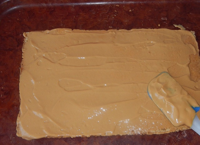 1. Этап. Крем для медовика со сгущенкой: Готовый крем получается не слишком жирным и не таким сладким, как сама сгущенка, чем-то напоминает растаявшее мороженное. Немного сгущенки я оставляю для украшения верхнего коржа. Итак, первый корж смажьте кремом из сметаны и сгущенки.