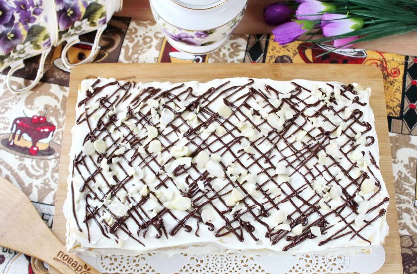 1. Этап. Торт Соблазн: Украсьте торт растопленным шоколадом и лепестками миндаля.