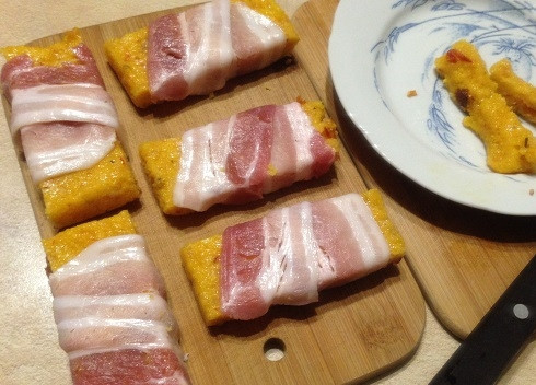 1. Этап. Полента с вялеными помидорами в беконе: 8. И каждый брусочек поленты обматываем беконом.