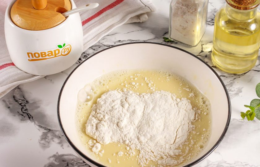 1. Этап. Панкейки с ягодами: Яйцо и молоко любой жирности взбейте в глубокой емкости вместе с сахарным песком и солью. Всыпьте туда же пшеничную муку высшего сорта и разрыхлитель. Аккуратно вмешайте их в жидкую массу. Если разрыхлителя нет в наличии, то погасите 1/2 ч.л. соды уксусом и вмешайте в тесто.