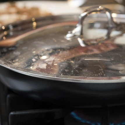 1. Этап. Жареная тилапия: 4. Сковороду прикройте крышкой и оставьте на три минутки.