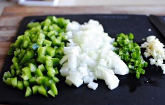 1. Этап. Курица с чили и фасолью: Измельчите болгарский перец, острый перец, лук и чеснок. Курятину отварите и порежьте на кусочки, а жидкость из фасоли слейте и промойте её водой.