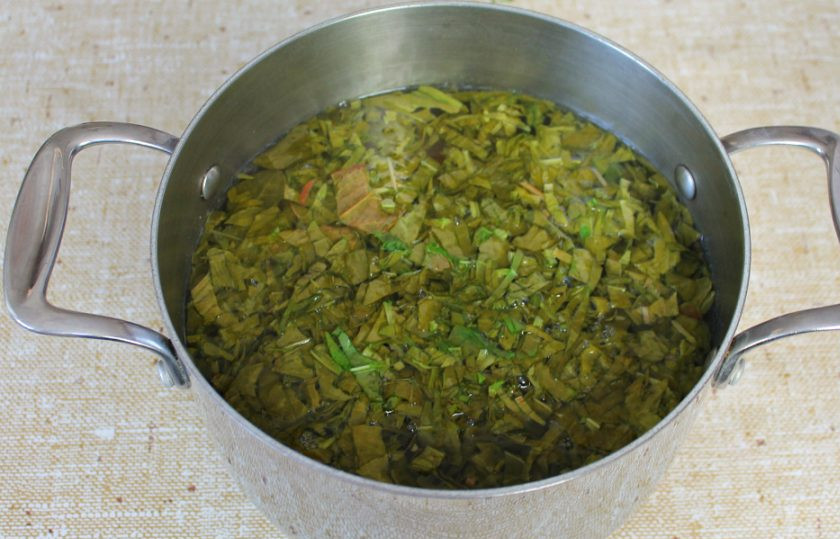 1. Этап. Щавельник: За пару минут до готовности высыпаем в кастрюлю нарезанный щавель и добавляем пропущенный через пресс чеснок.