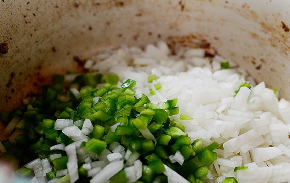 1. Этап. Соус к спагетти с фаршем: 5. В отдельной сковороде обжарьте лук, перец и чеснок до готовности.