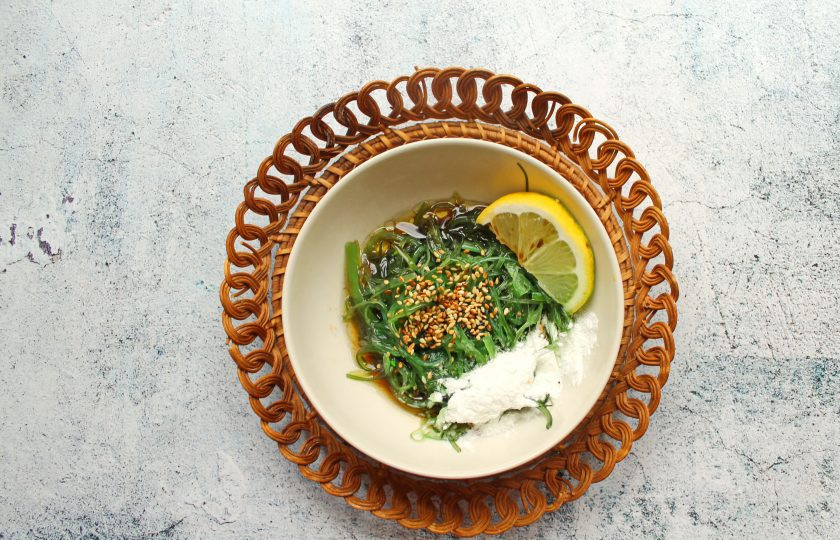 1. Этап. Салат Чука с ореховым соусом: В миску выложите водоросли, крахмал, влейте соевый соус, лимонный сок, кунжутное масло и воду.