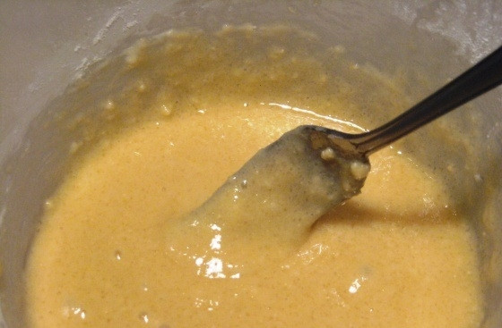 1. Этап. Канелли: 1. Молоко наливаем в миску и добавляем ваниль, ставим на огонь и доводим до кипения. Как закипело – убираем с огня, добавляем размягченное масло и перемешиваем до растворения. В отдельной миске смешиваем яйца с желтками, ванилью и сахаром, всыпаем заранее просеянную муку и перемешиваем (только не взбиваем).