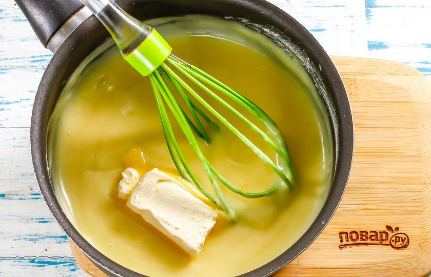 1. Этап. Заварной крем на кефире: Снимите емкость с плиты, остудите в течение 4-5 минут, но не более, и вмешайте в крем сливочное масло. Используйте качественный продукт, чтобы не было горьковатого послевкусия.