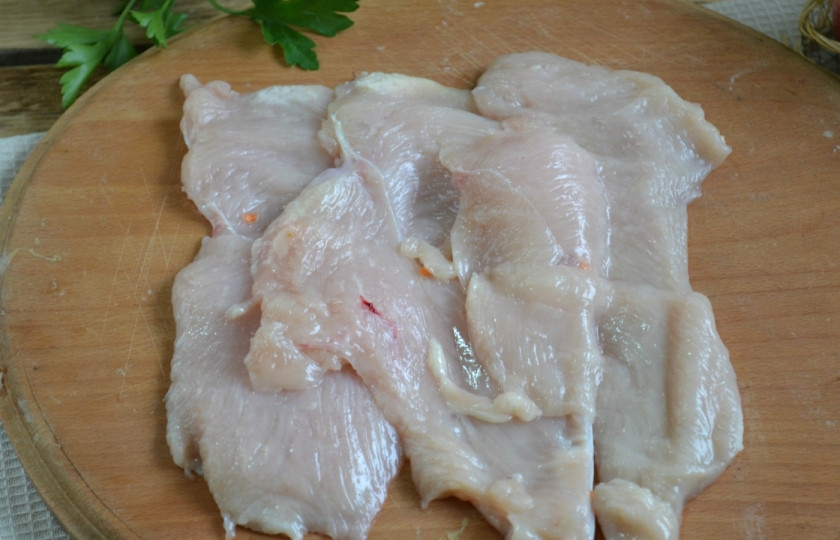 1. Этап. Рулет из индейки в духовке: Филе разрежьте вдоль на 3-4 тонких пласта и выложите на разделочную доску внахлест.