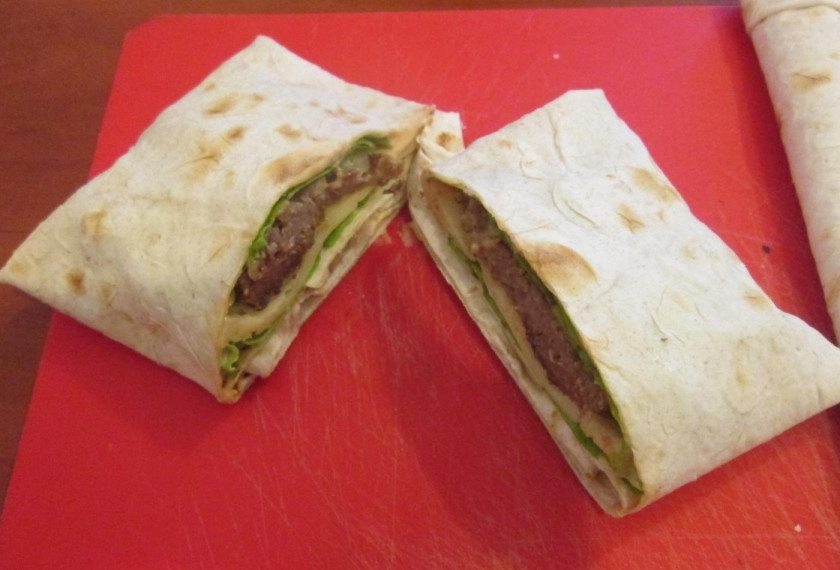 1. Этап. Лаваш в дорогу: 8. Лаваш в дорогу с котлетой внутри готов, это отличный перекус.