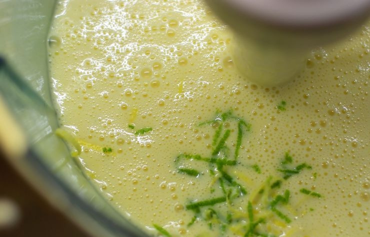 1. Этап. Пирог с лимонной начинкой: Добавляем сок лимона и цедру лайма в сгущенку и продолжаем вымешивать начинку.