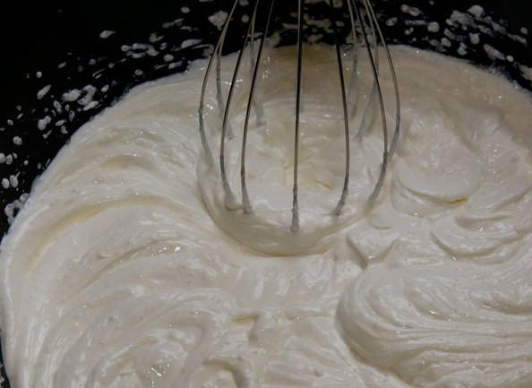 1. Этап. Простой Сметанник: Сметану смешайте с сахаром и взбейте до пышности. Крем готов.